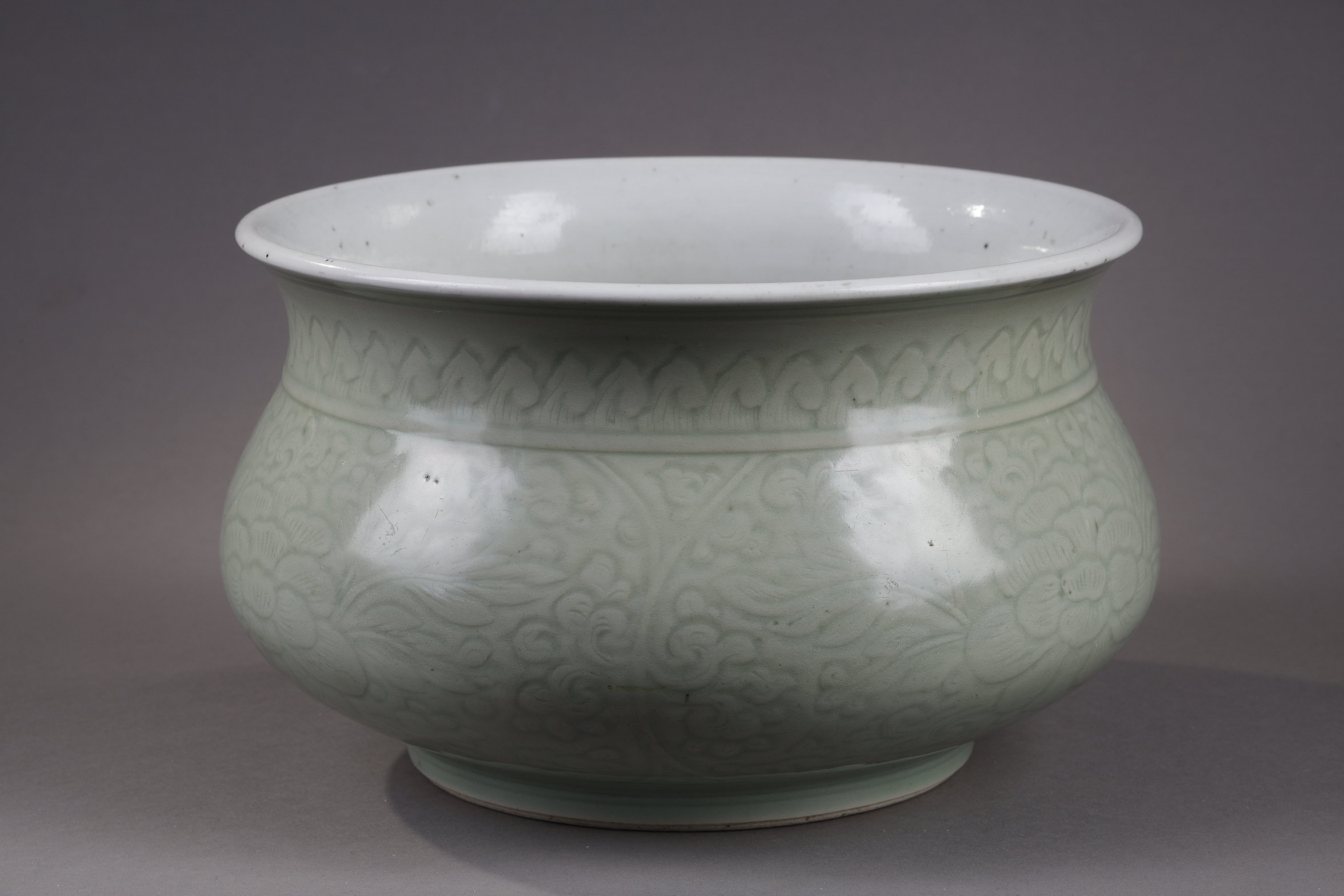 Large censer celadon enamelled and decorated underglaze with flowers Kangxi period